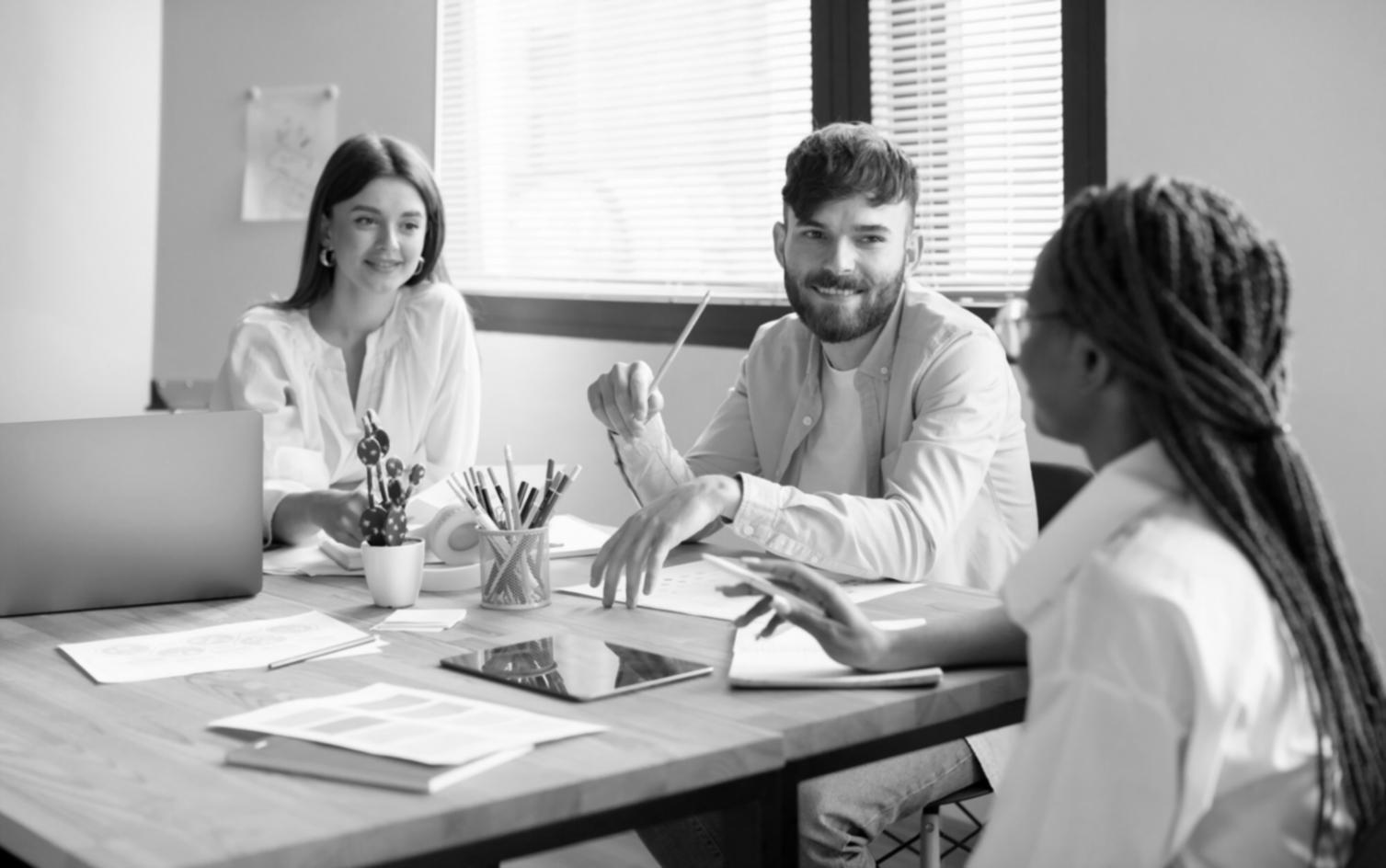 Equipe raluvianthurexa em ambiente de trabalho colaborativo